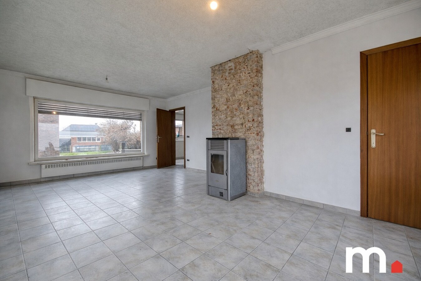 Halfopen bebouwing op 695 m2 met grote tuin en atelier te Lendelede ! 