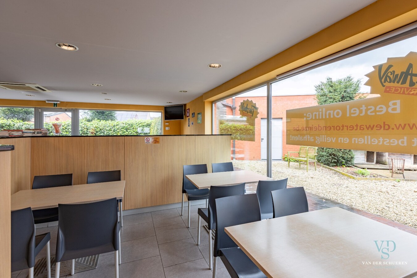 Handelspand mét woongelegenheid op commerciële locatie 