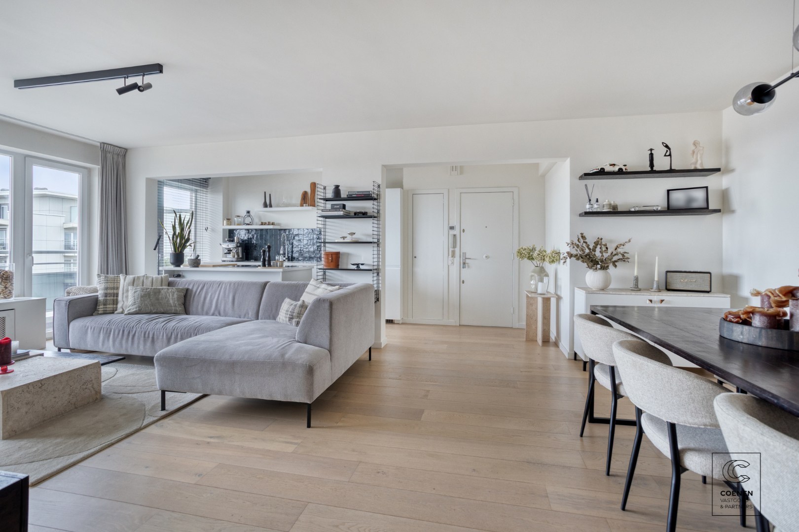 Stijlvol gerenoveerd appartement met 2 slaapkamers &amp; zonnig terras op toplocatie te Berchem 