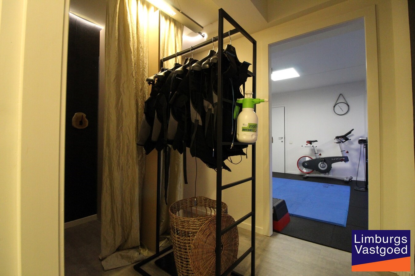 Handels/praktijkruimte, 110m², kelder met drijfkracht, parking 