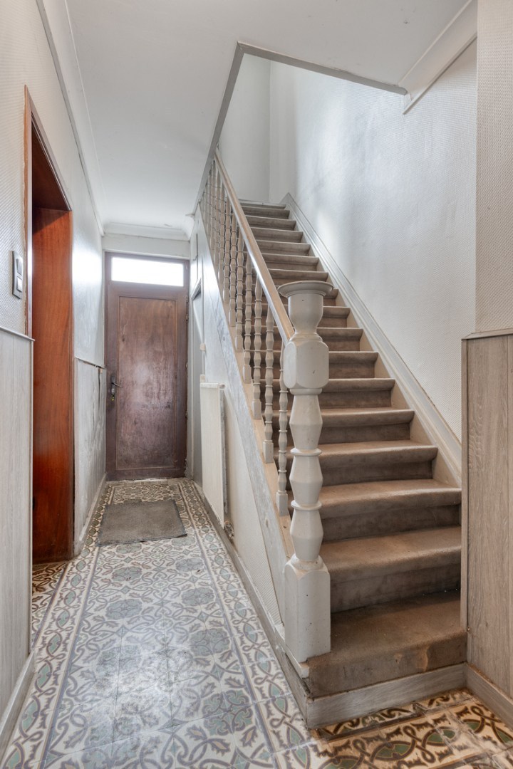 Mogelijkheid om te splitsen in 2 woningen - Half open bebouwing (hoeve) met 5 slaapkamers, tuin, terras en zeer ruime garage in Oorbeek (Tienen)! – EPC 730 kWh/m² - bewoonbare opp. 195 m² 