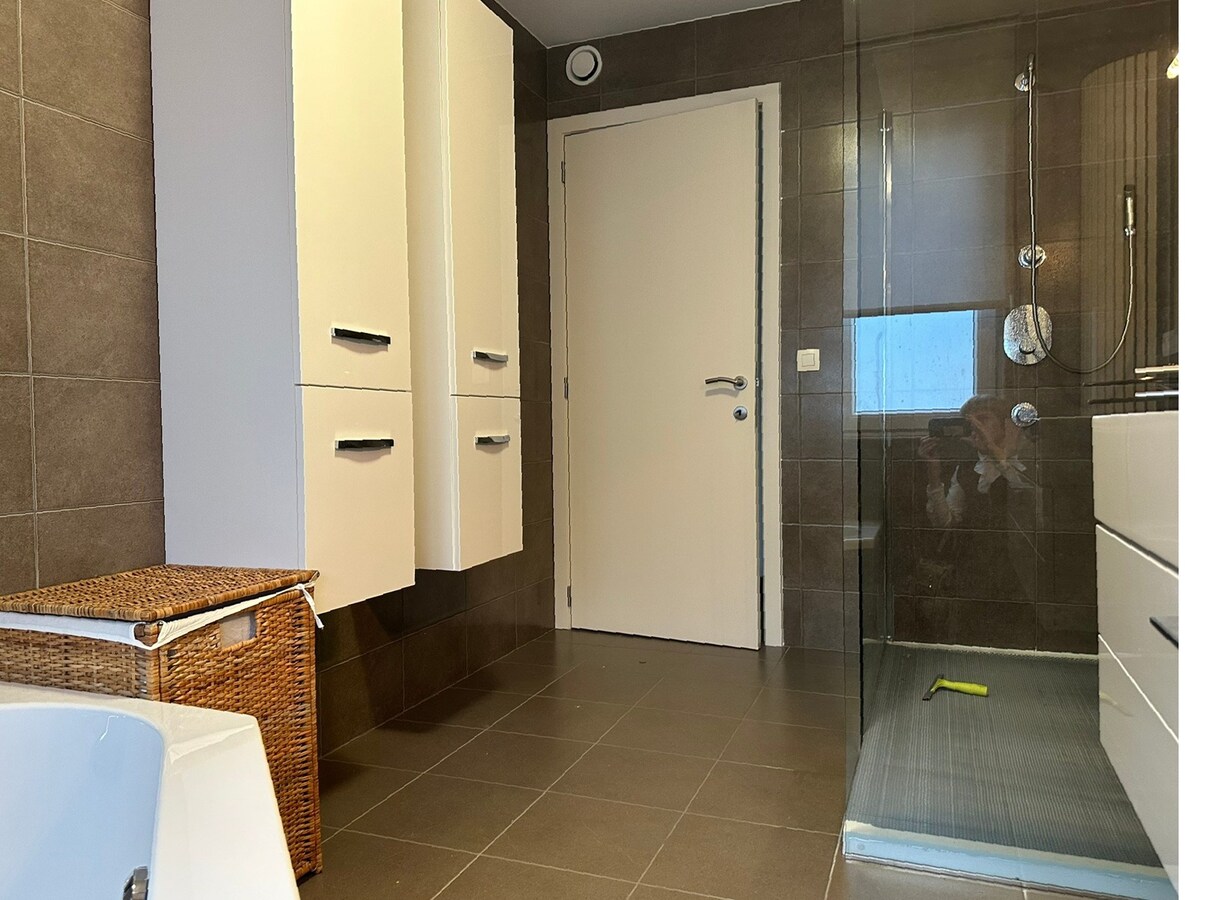 Gelijkvloers 3-gevel appartement met tuintje 