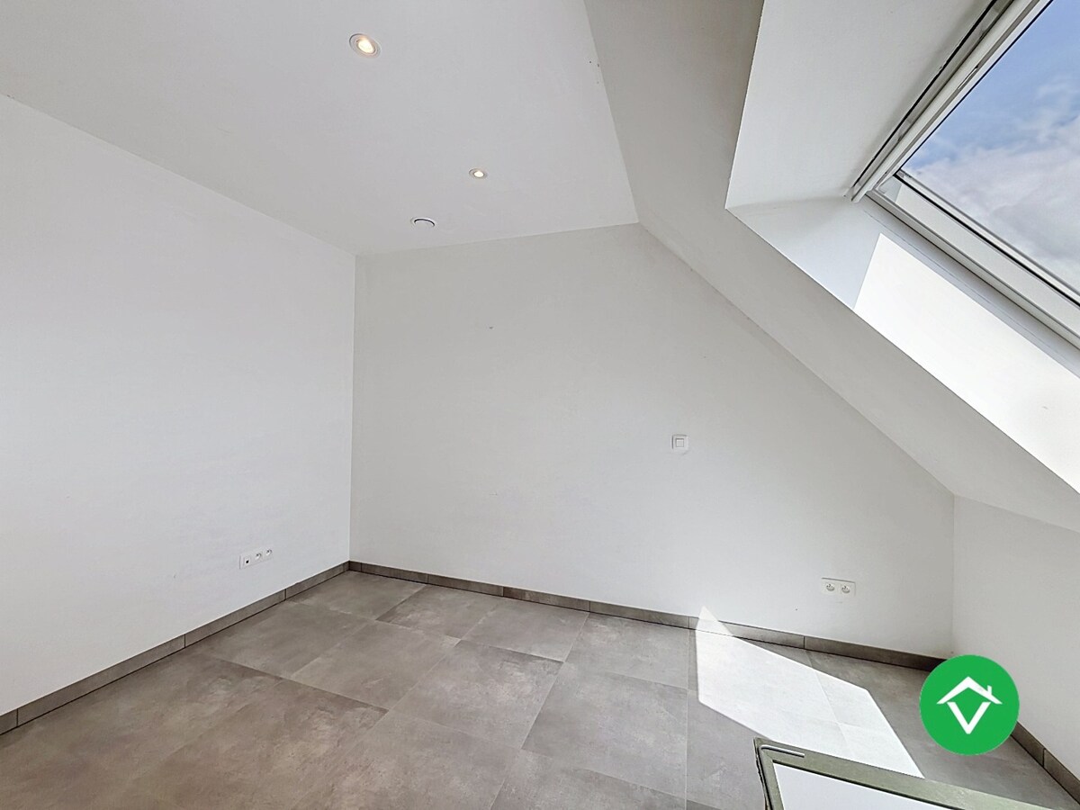 Centraal gelegen nieuwbouwwoning met 3 slaapkamers, tuin en overdekte autostaanplaats 