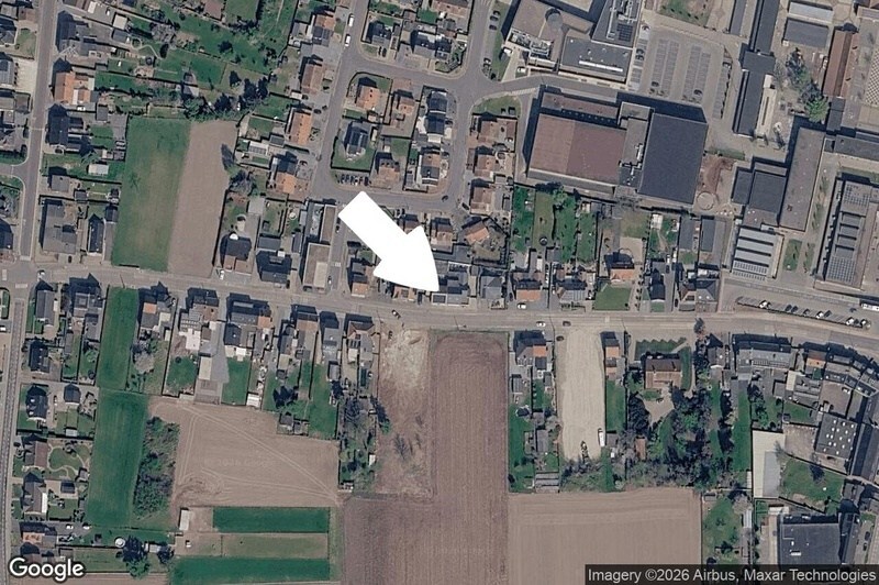 Centraal gelegen halfvrijstaande woning. 6 slaapkamers. Te renoveren. 