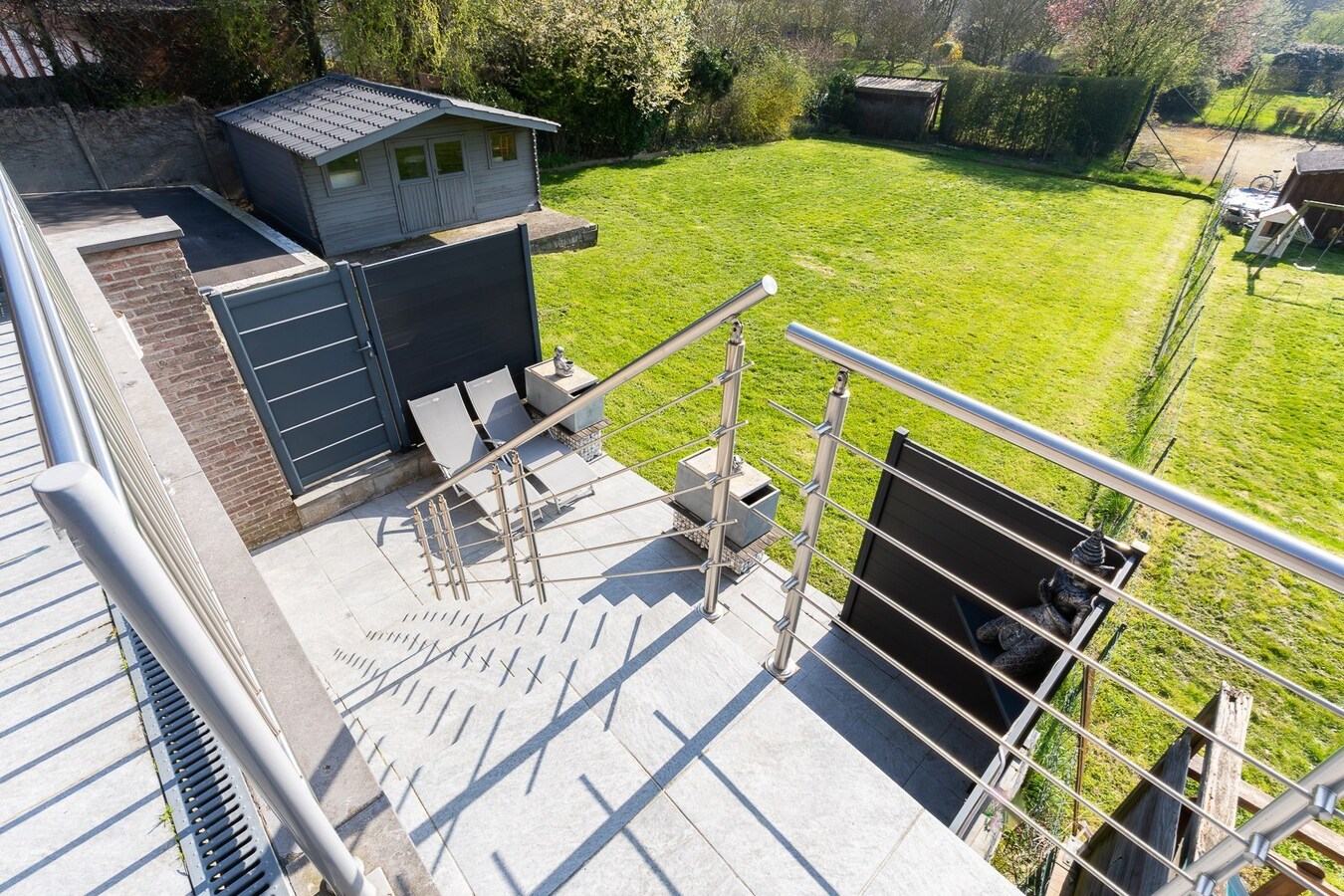 3 façades érigée sur 875m² avec terrain à bâtir, parking privé, double garage. 