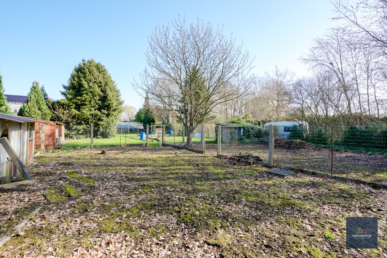 Ruime bungalow met garage op 1980m² grond 