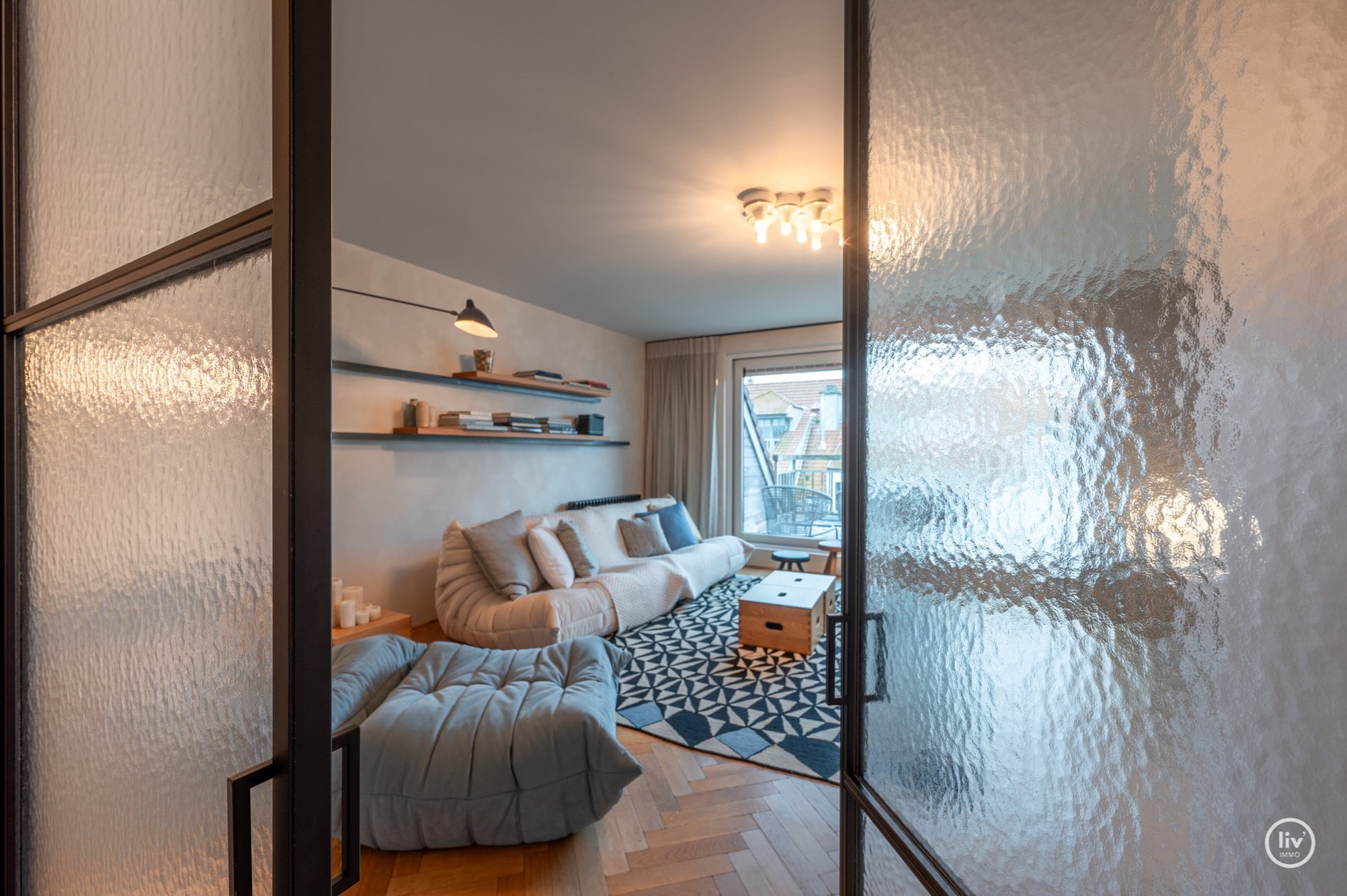 Uniek afgewerkt duplex dakappartement met mooie terrassen gelegen aan de zuidkant van de Kustlaan, vlakbij het Driehoeksplein. 