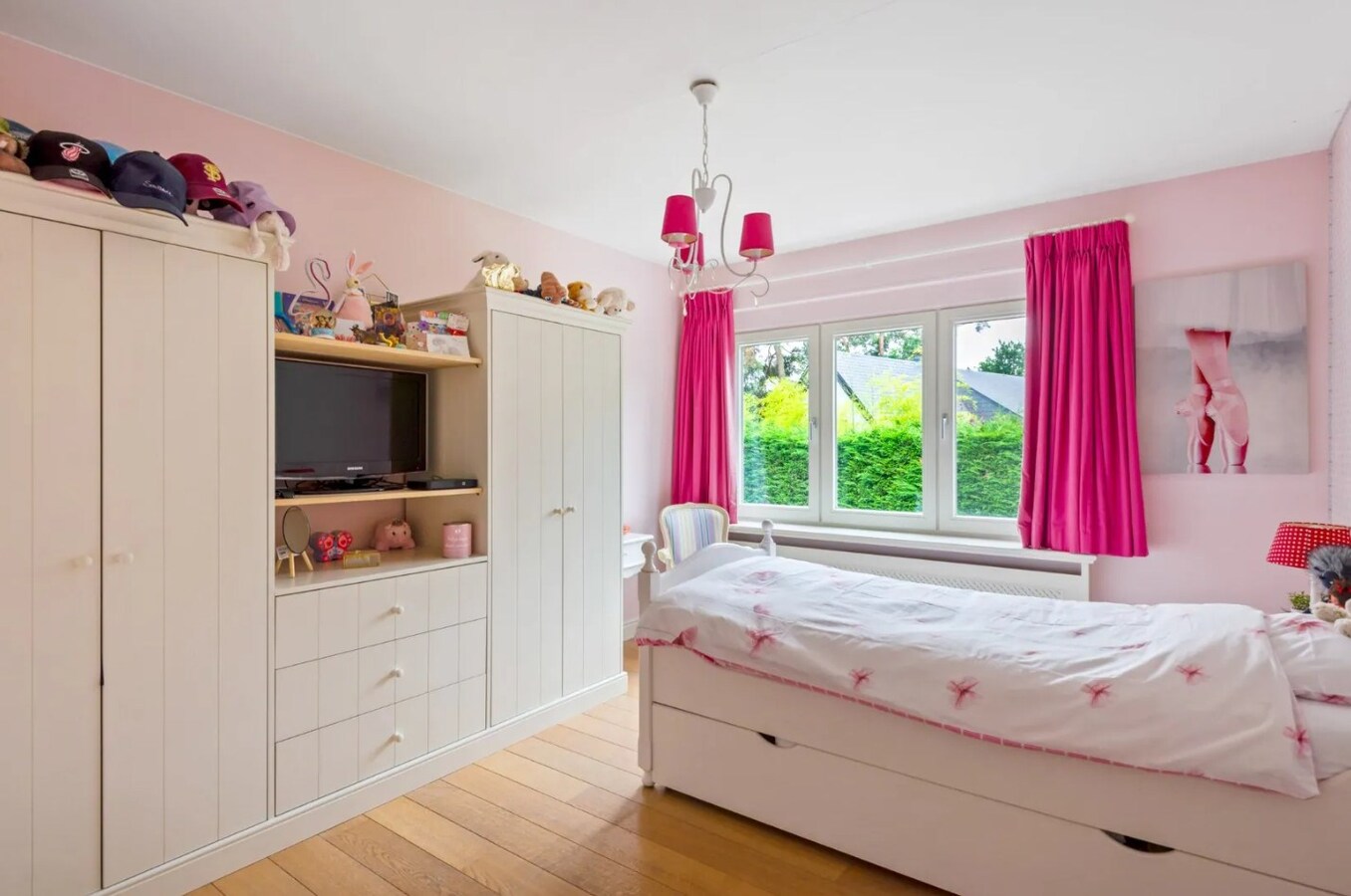 Prachtig gelegen villa met zwembad en poolhouse op een perceel van 1.907 m² in Koningshof te Schoten. 