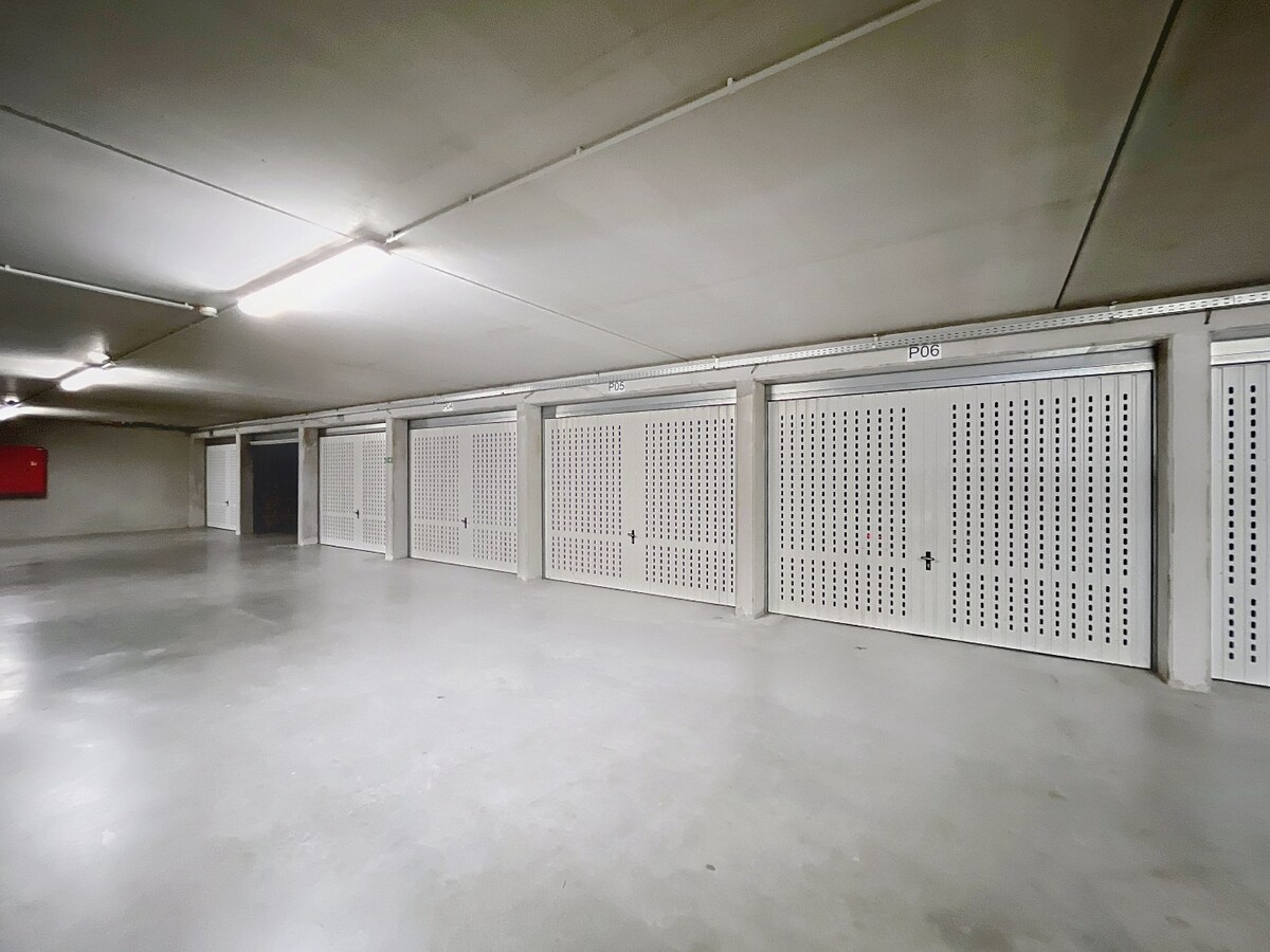 Commercieel kantoor op toplocatie in Aalter met 5 bureau ruimtes 