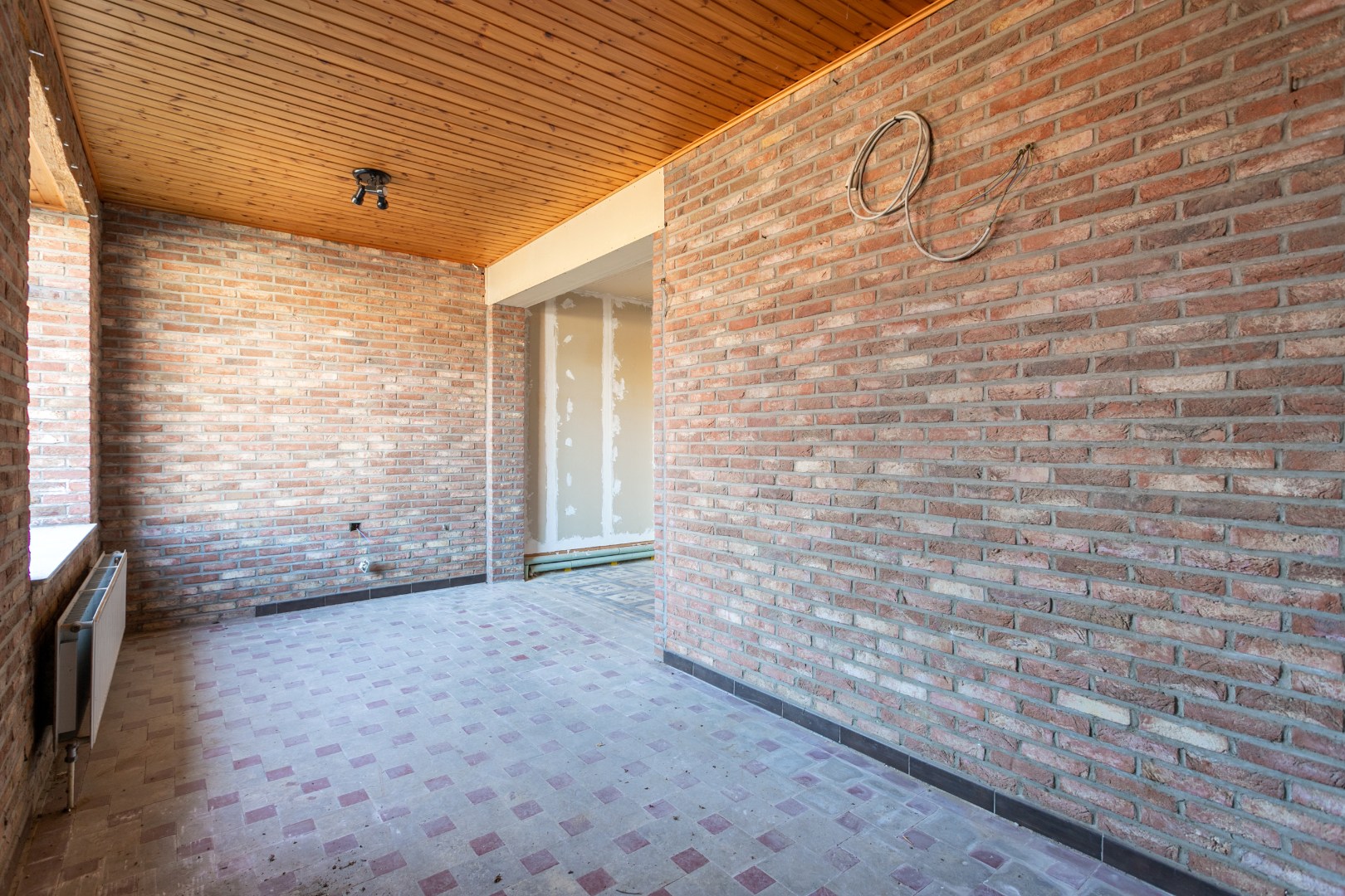 Te renoveren eigendom (317 m²) met veel potentieel, ruime tuin (6a 42ca) en dubbele achterliggende carport met toegang tot de achterliggende straat in Kester 