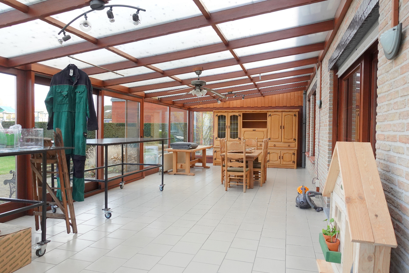 Charmante woning met 2 garages 