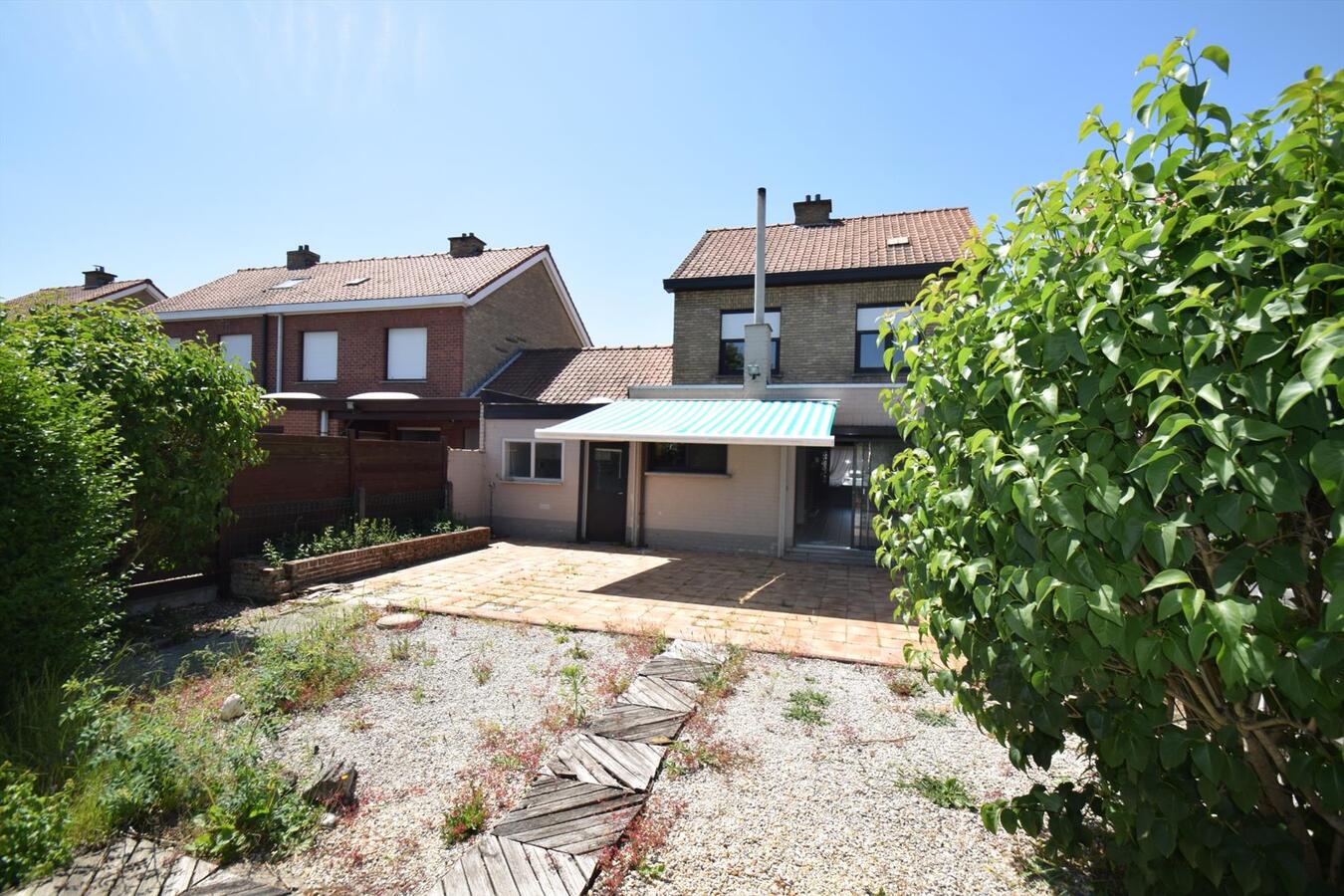 Ruime op te knappen woning met garage + zongerichte tuin, op 538 m² grond 