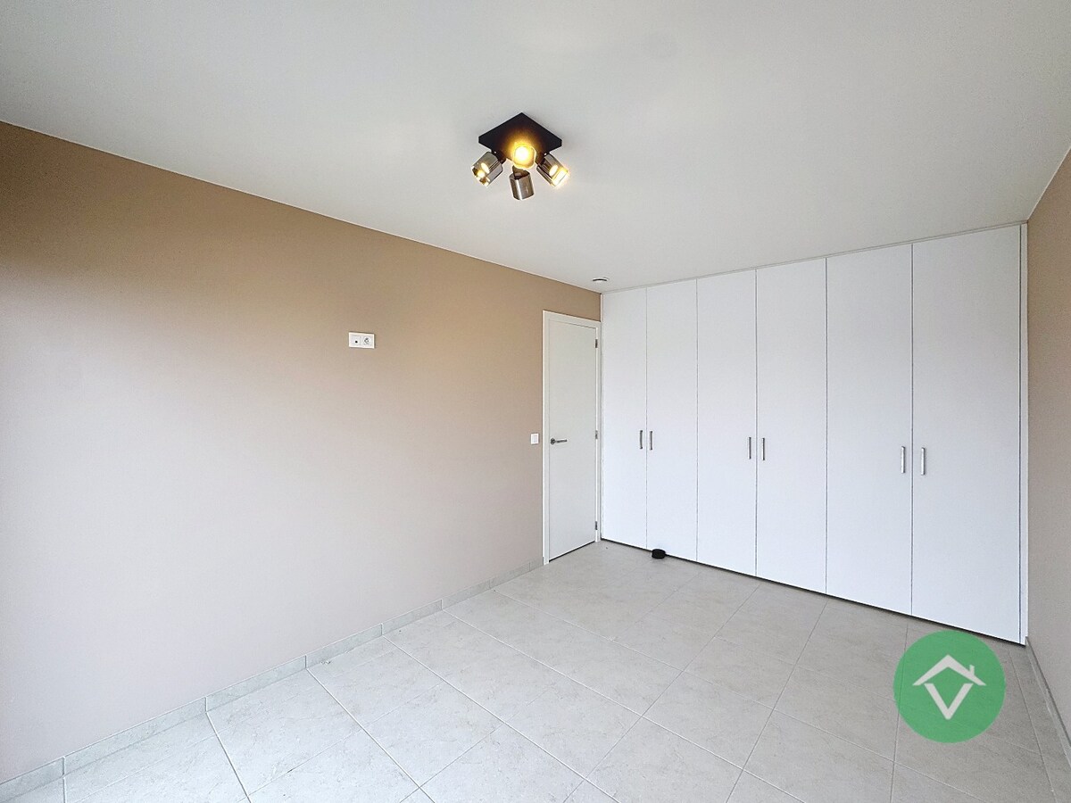 Volledig geschilderd Instapklaar appartement met garage in centrum Koekelare 