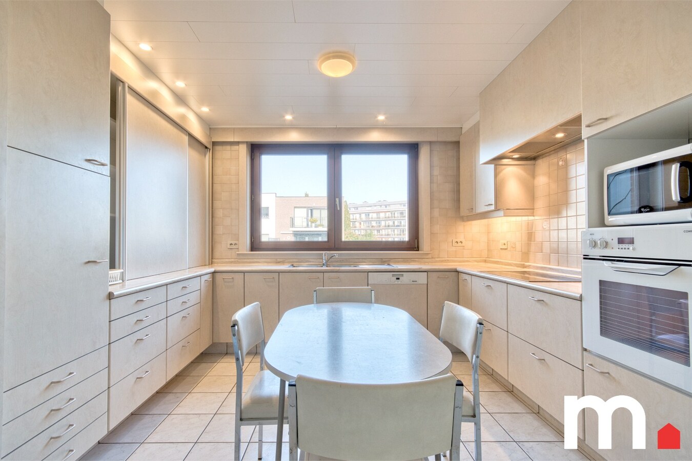 Centrum gelegen gezinswoning met praktijkmogelijkheid te Gullegem ! 