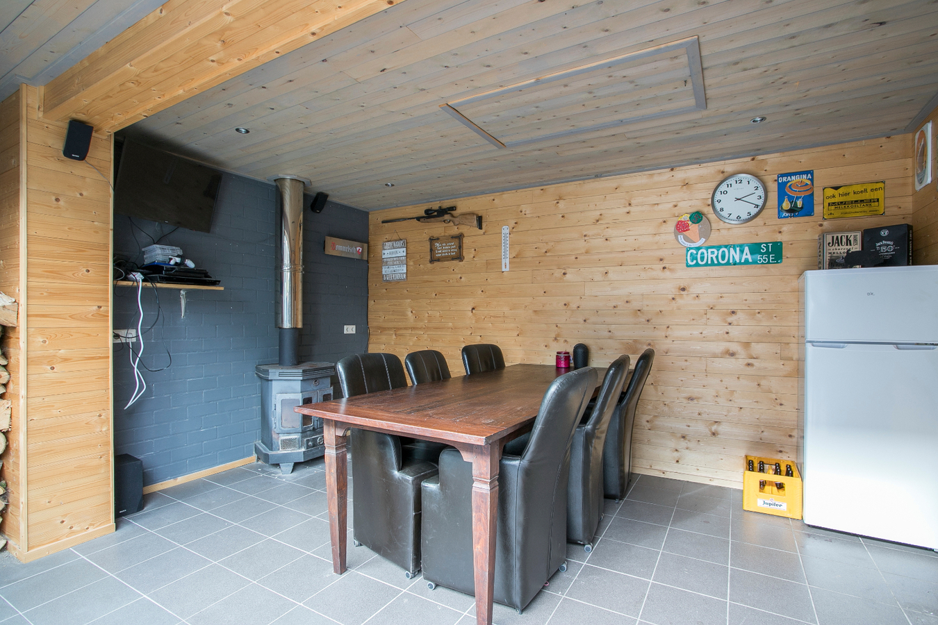 Eindwoning met berging, overkapping, ondergrond, erf, tuin- en verdere aanhorigheden. 