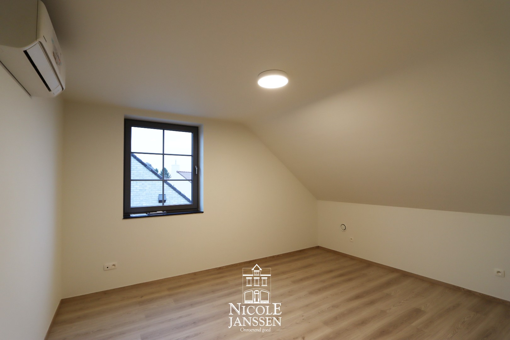 Nieuwbouwwoning met carport 