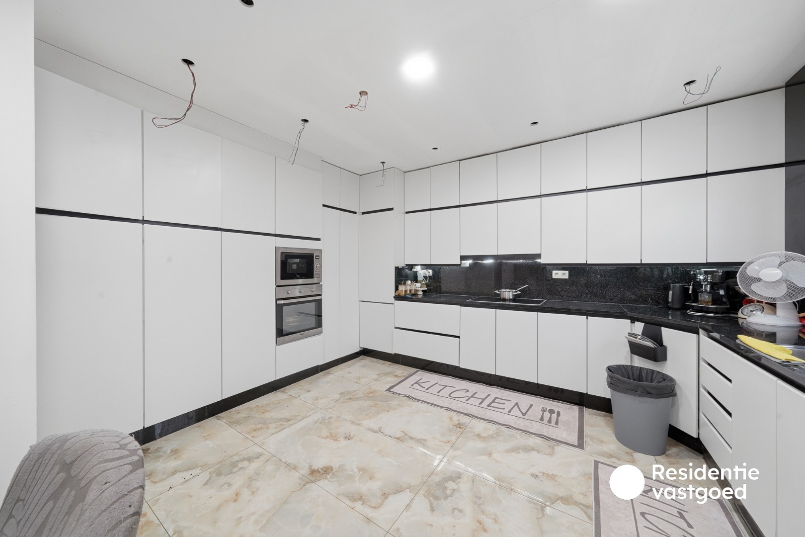 Halfopen woning met tuin en garage te koop 
