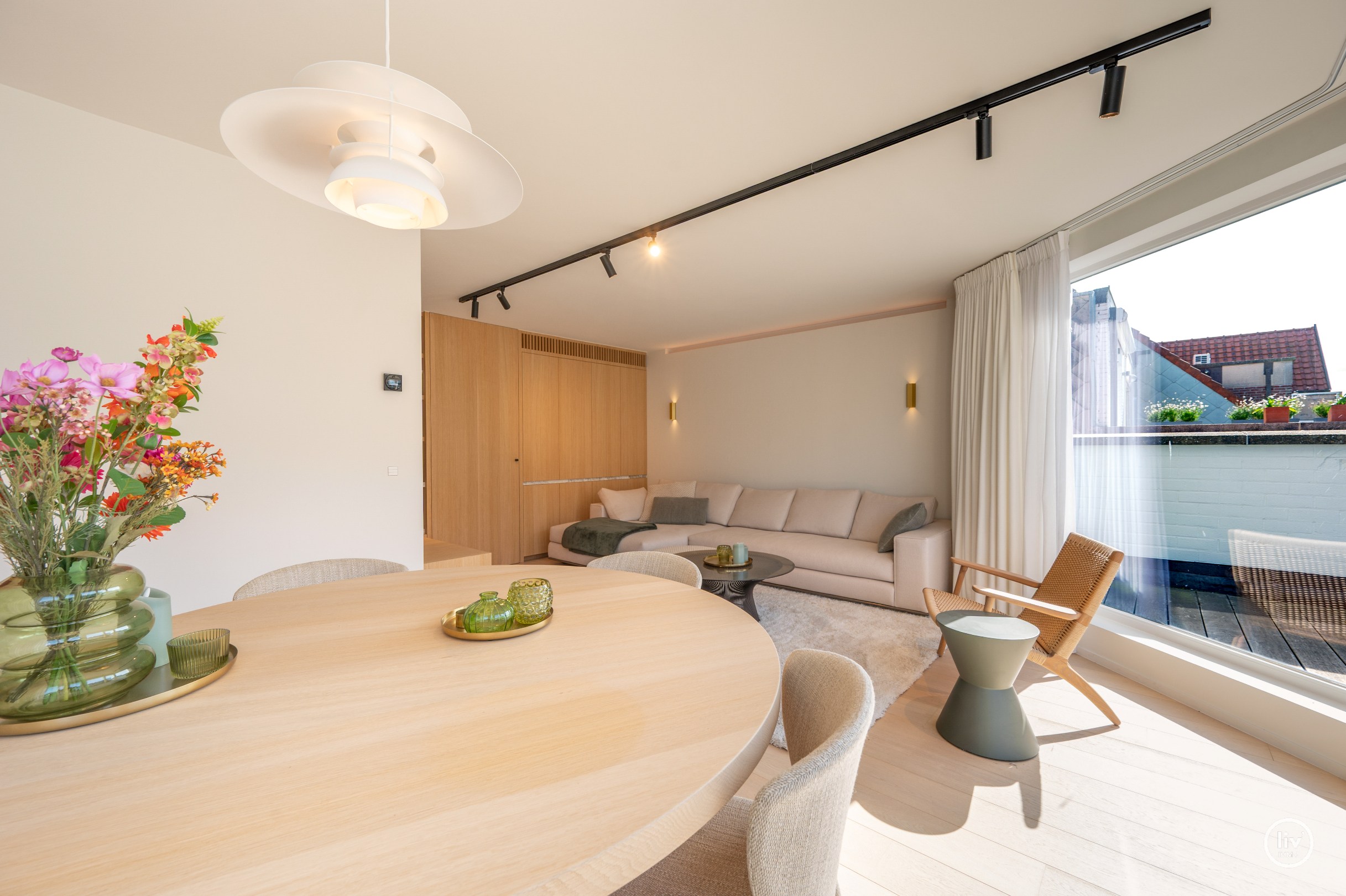 Parchtig afgewerkte penthouse met magnifieke terrassen van +/-40m2 en 3 ruime slaapkamers te Leopoldlaan gelegen. 