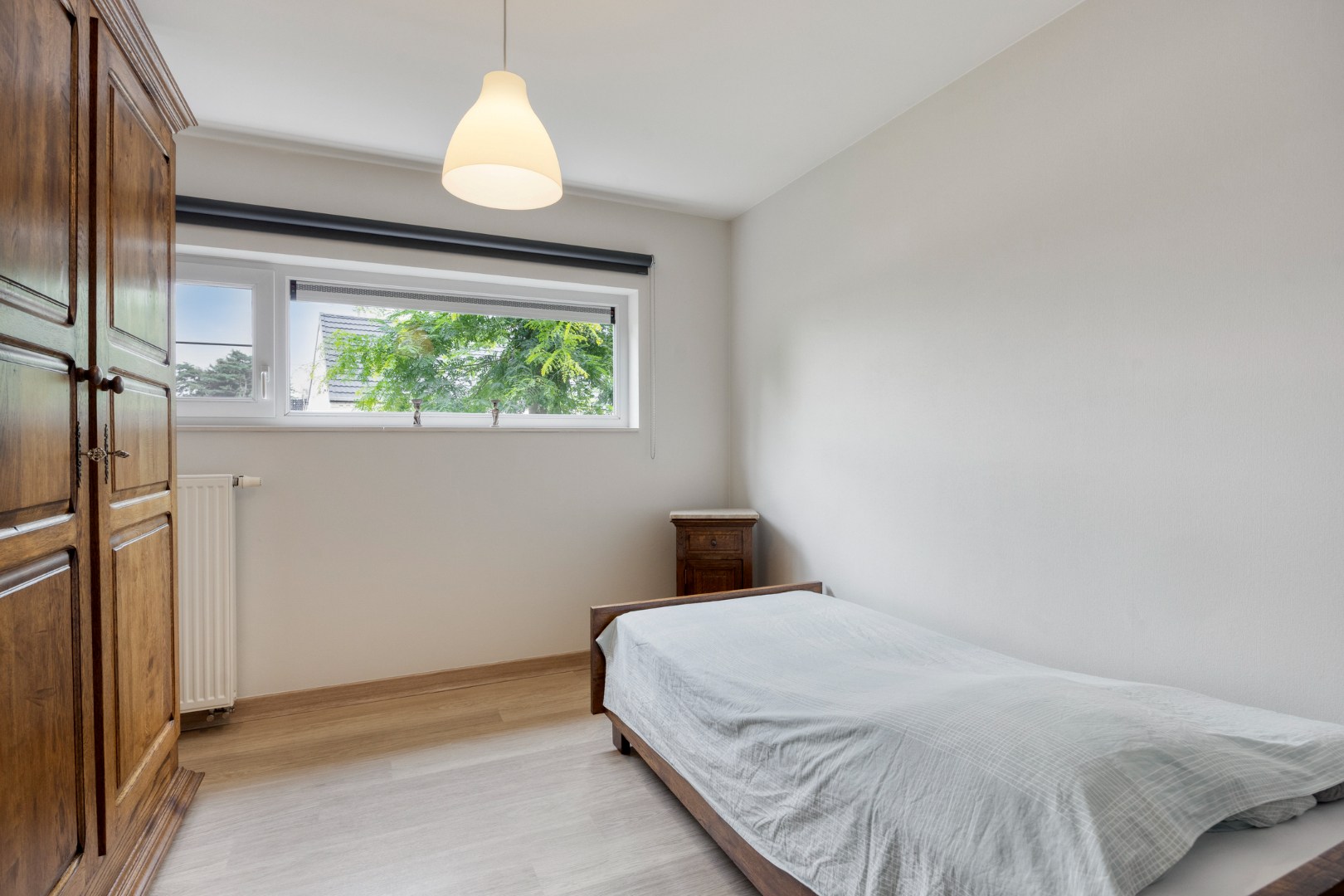 Gelijkvloers appartement met 2 slpk, 2 parkings en 2 kelderbergingen. 