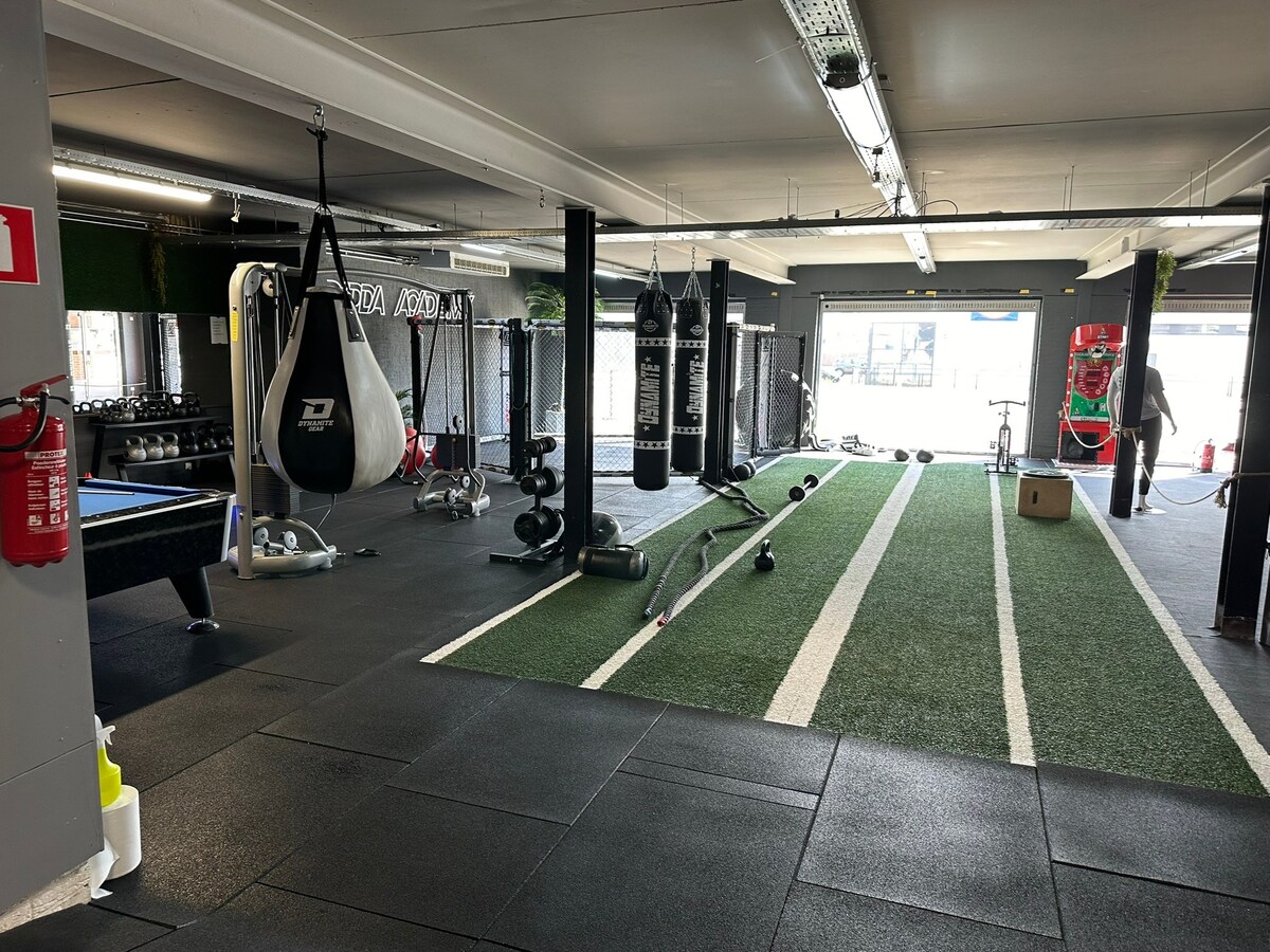 Handelsgelijkvloers met 2 winkels, kantoren, parking 