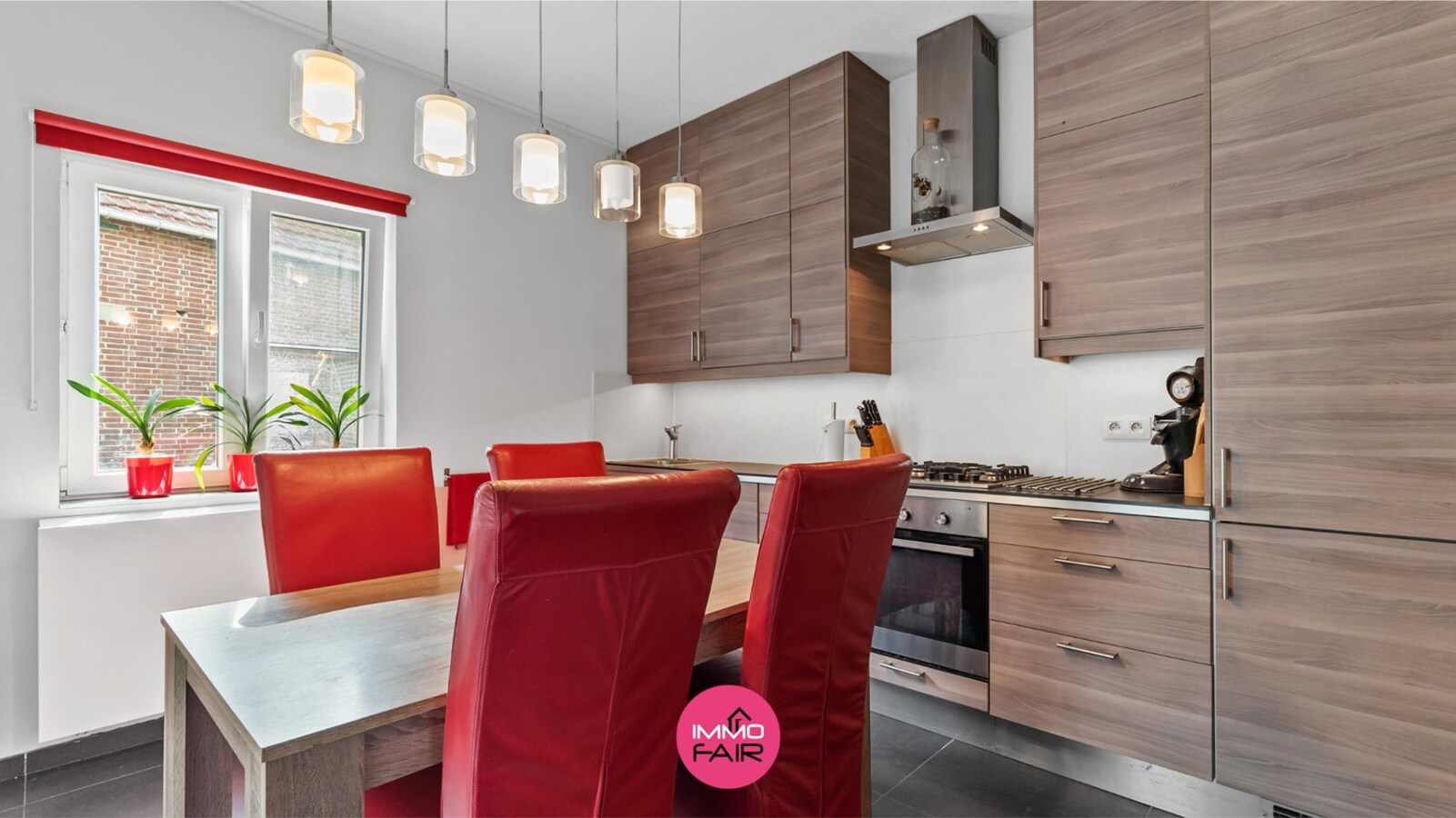 Karakteristieke hoeve met panoramisch zicht aan de achterzijde van perceel! 