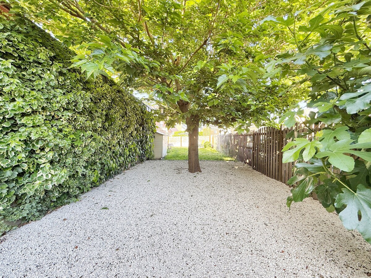 Karaktervolle woning met garage en grote tuin te centrum Zottegem 