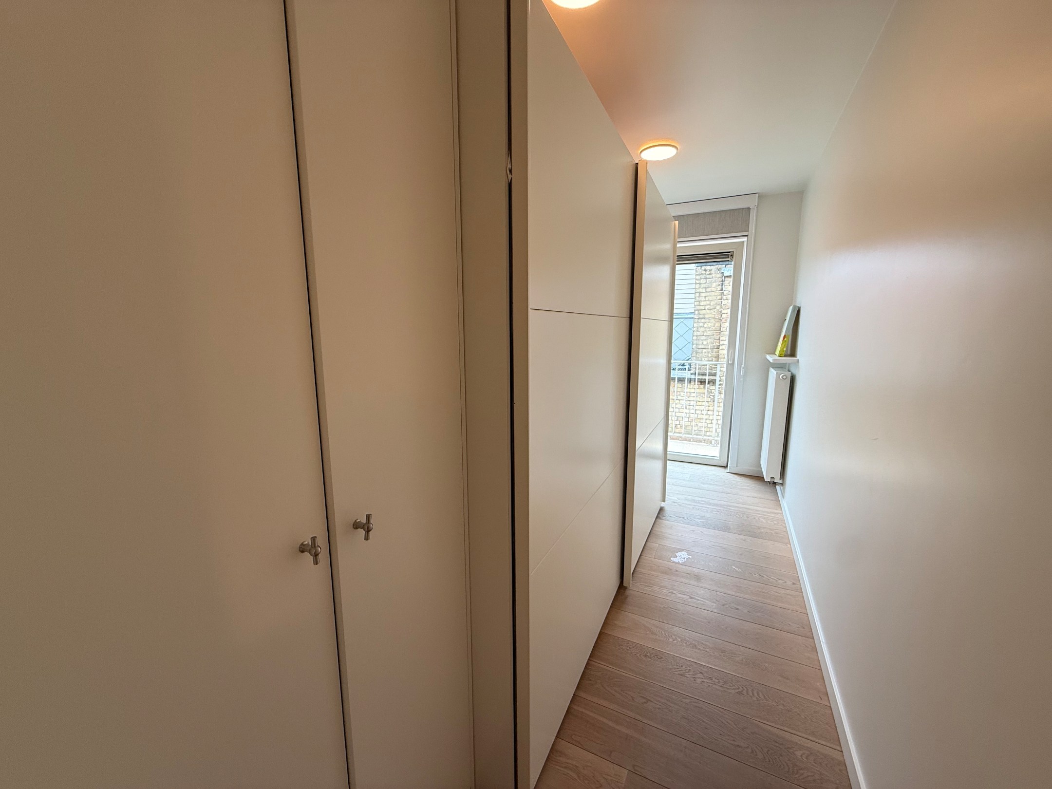 ONGEMEUBELD - Prachtig woonappartement met aangename terrassen en parking in het gebouw. Huur op VENNOOTSCHAP is mogelijk. 