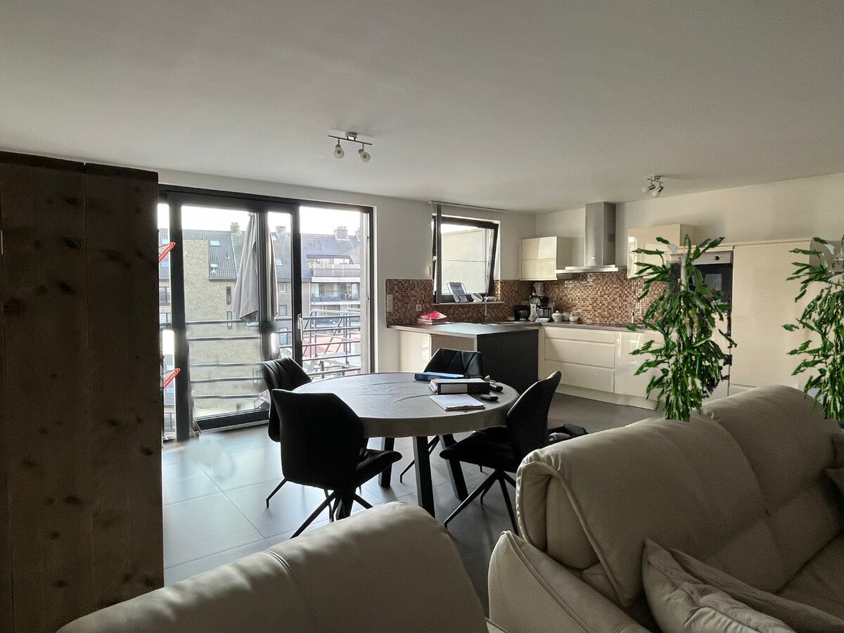 Gerieflijk appartement met 2 slaapkamers in Maasmechelen, gerenoveerd in 2012, EPC B 