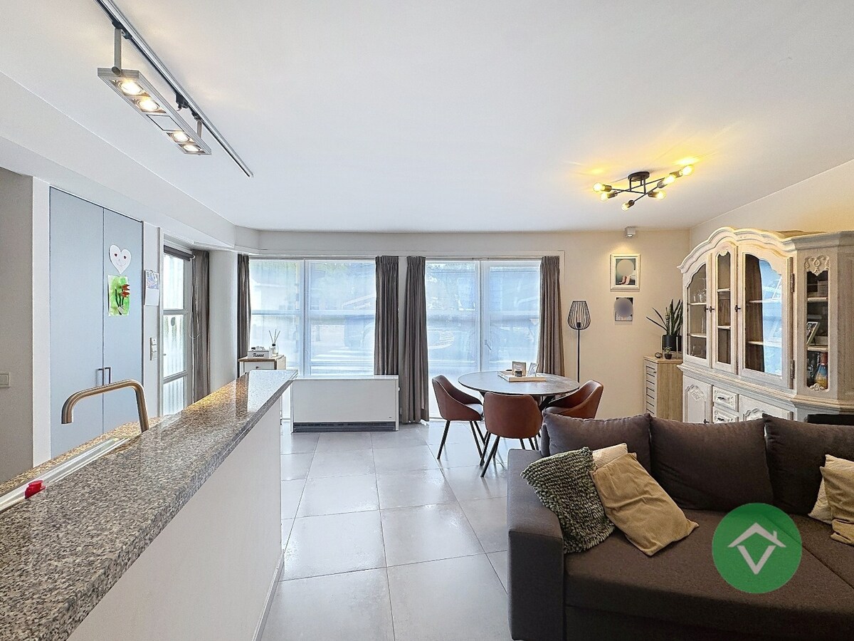 Volledig gerenoveerd handelspand met woonst en garage te Koekelare 