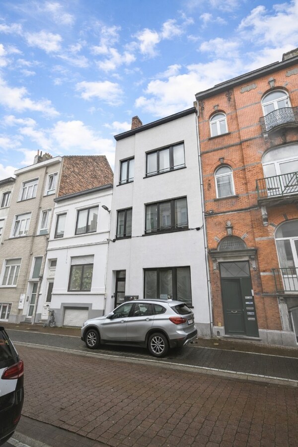 RUIM LICHTRIJK DUPLEX APPARTEMENT MET TERRAS NABIJ CENTRUM 