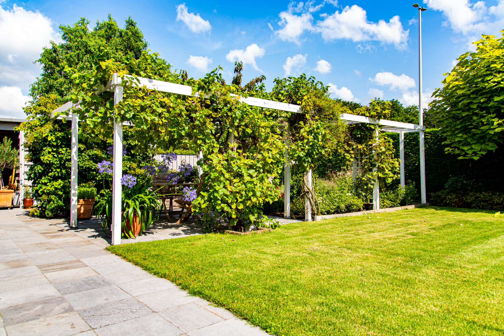 Eigentijdse woning met 3 slpks en prachtig aangelegde tuin 