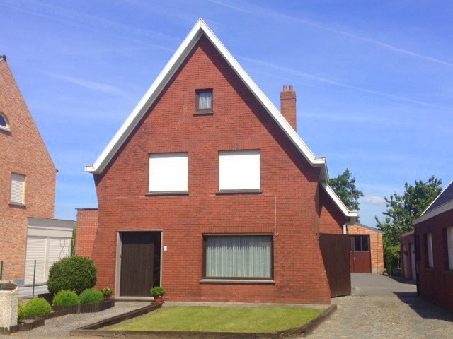 Instapklare woning met grote opslagplaats en 3 garages 