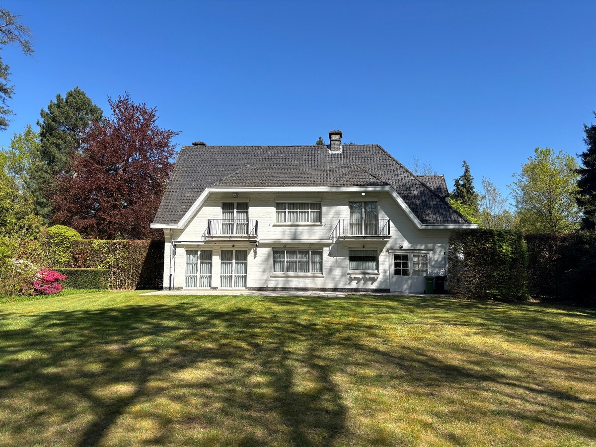 Klassieke villa op een perceel van 3.890 m² met een straatbreedte van 40 meter en Zuid-Oriëntatie te Schilde 