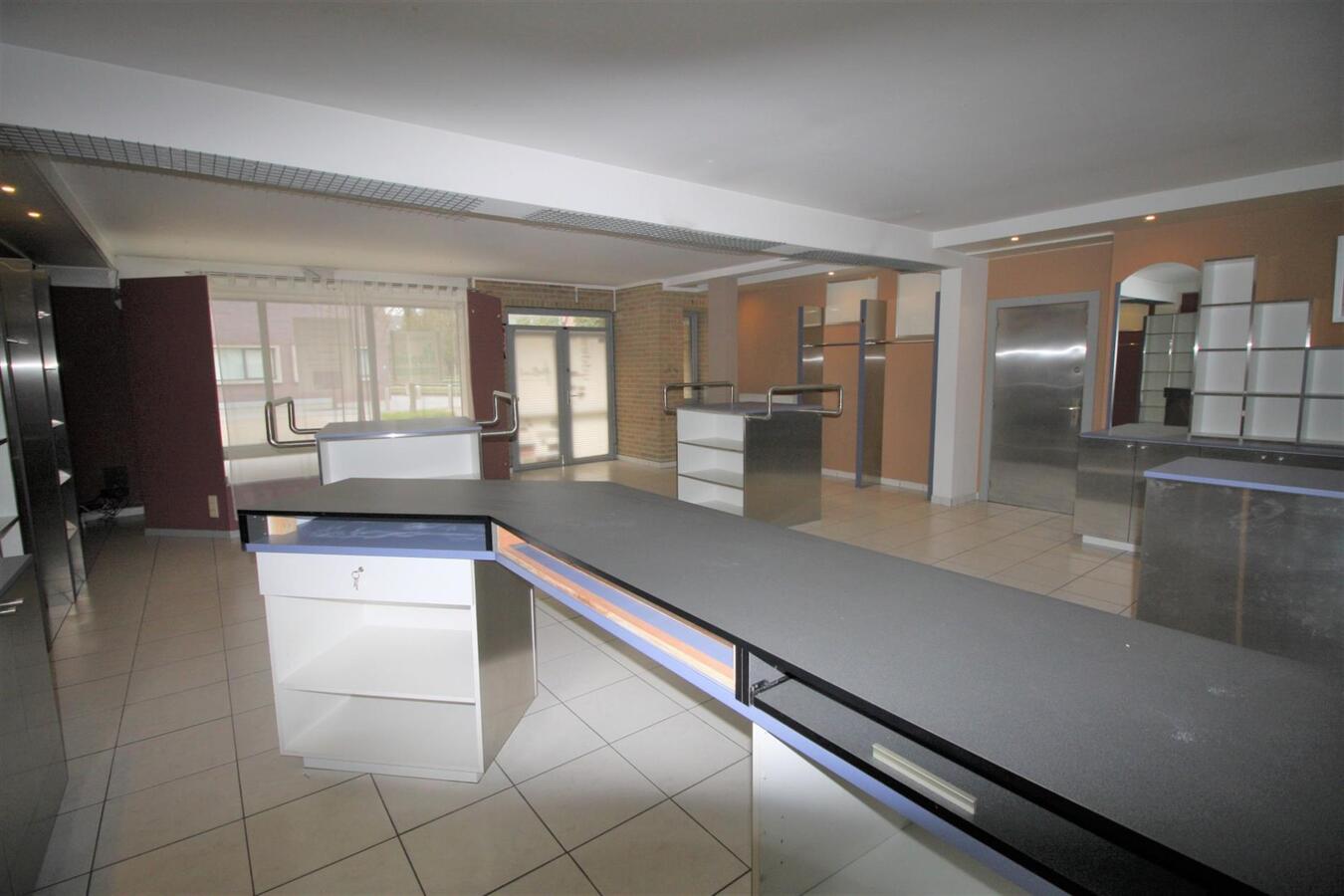 Appartement gelijkvloers met handelspand in Zedelgem 