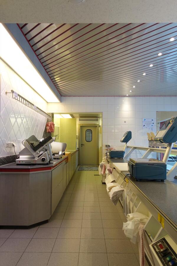 Uitstekend gelegen handelspand met woonst 