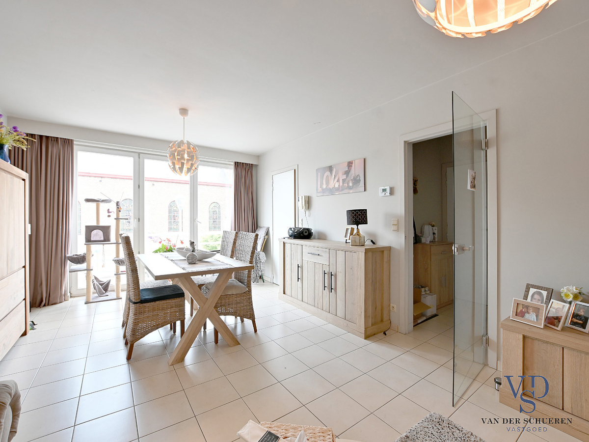 Tijdloos, ruim 1-slpk-appartement mét garagebox te centrum Gavere 