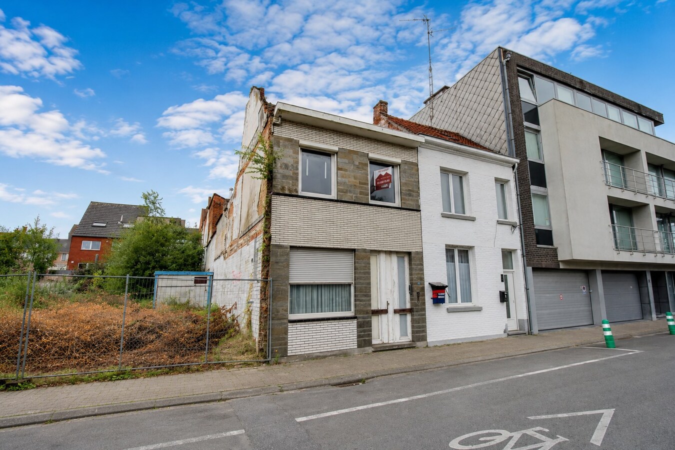 Volledig te renoveren woning met 3 slaapkamers op een toplocatie in het centrum van Sint-Niklaas! 