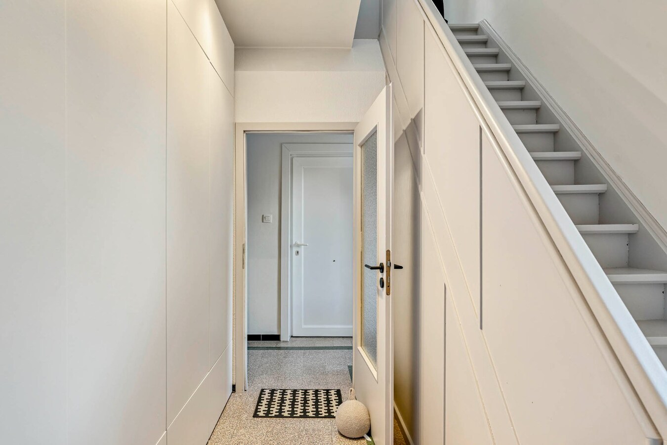 Comfortabel, mooi gerenoveerd duplex-appartement mét ruim terras en carport! 