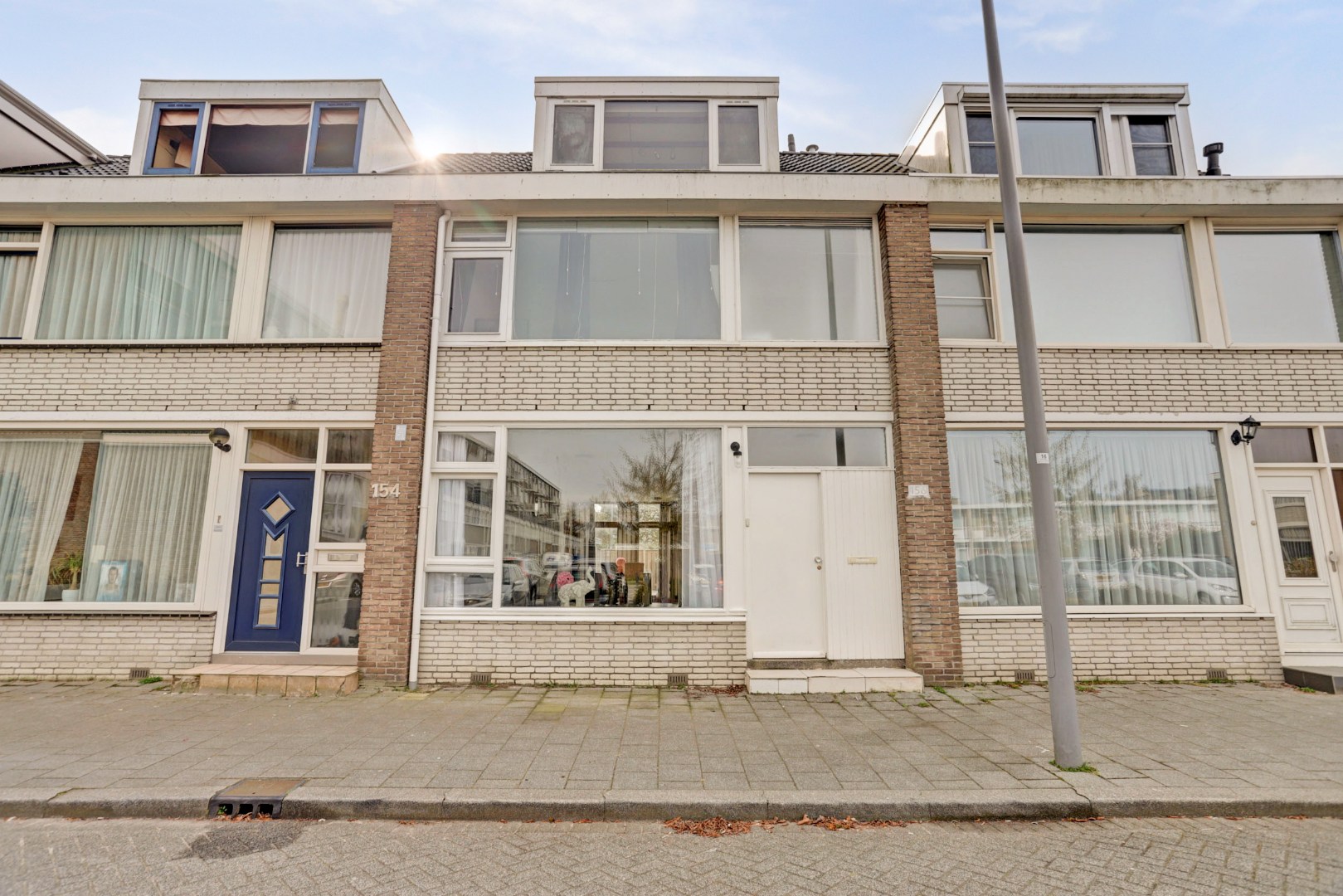 In het geliefde "Lage Land' is gelegen deze uitgebouwde 5-kamer tussenwoning met zonnige en diepe tuin en geheel gelegen op eigen grond. 