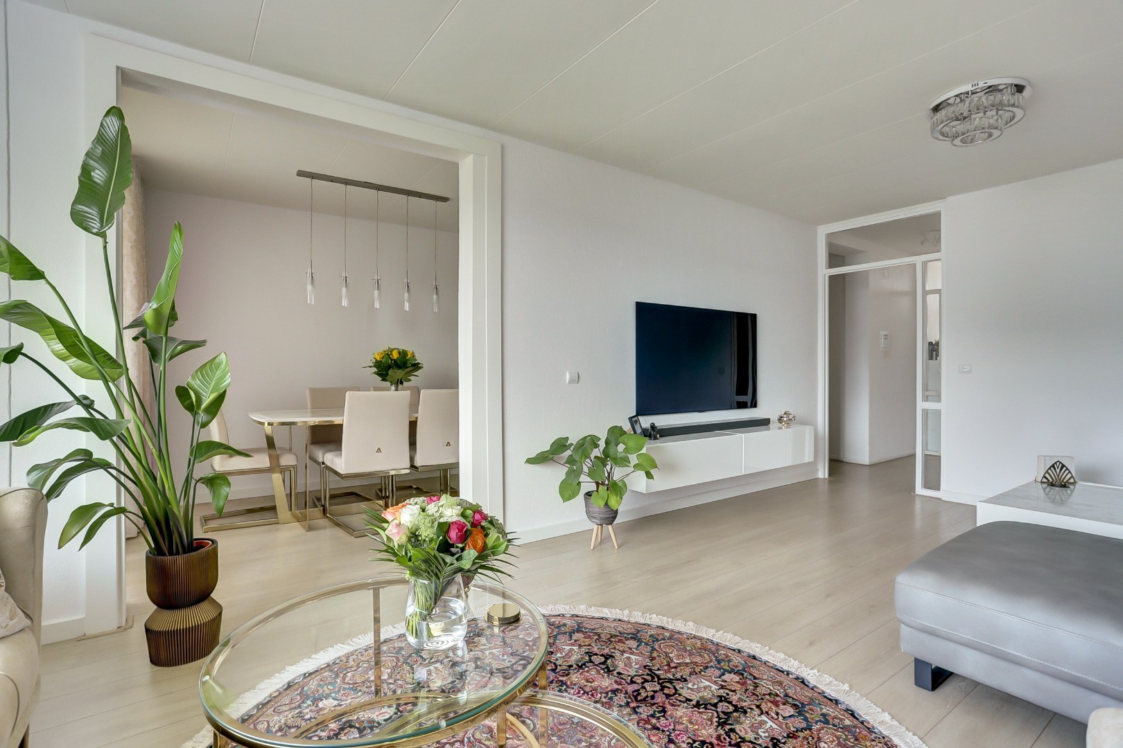 Zonder klussen te betrekken dit fraaie 4-kamer appartement op de 10e verdieping met 3 slaapkamers, fraaie keuken, moderne badkamer, mooi uitzicht en gelegen aan een groen park! 