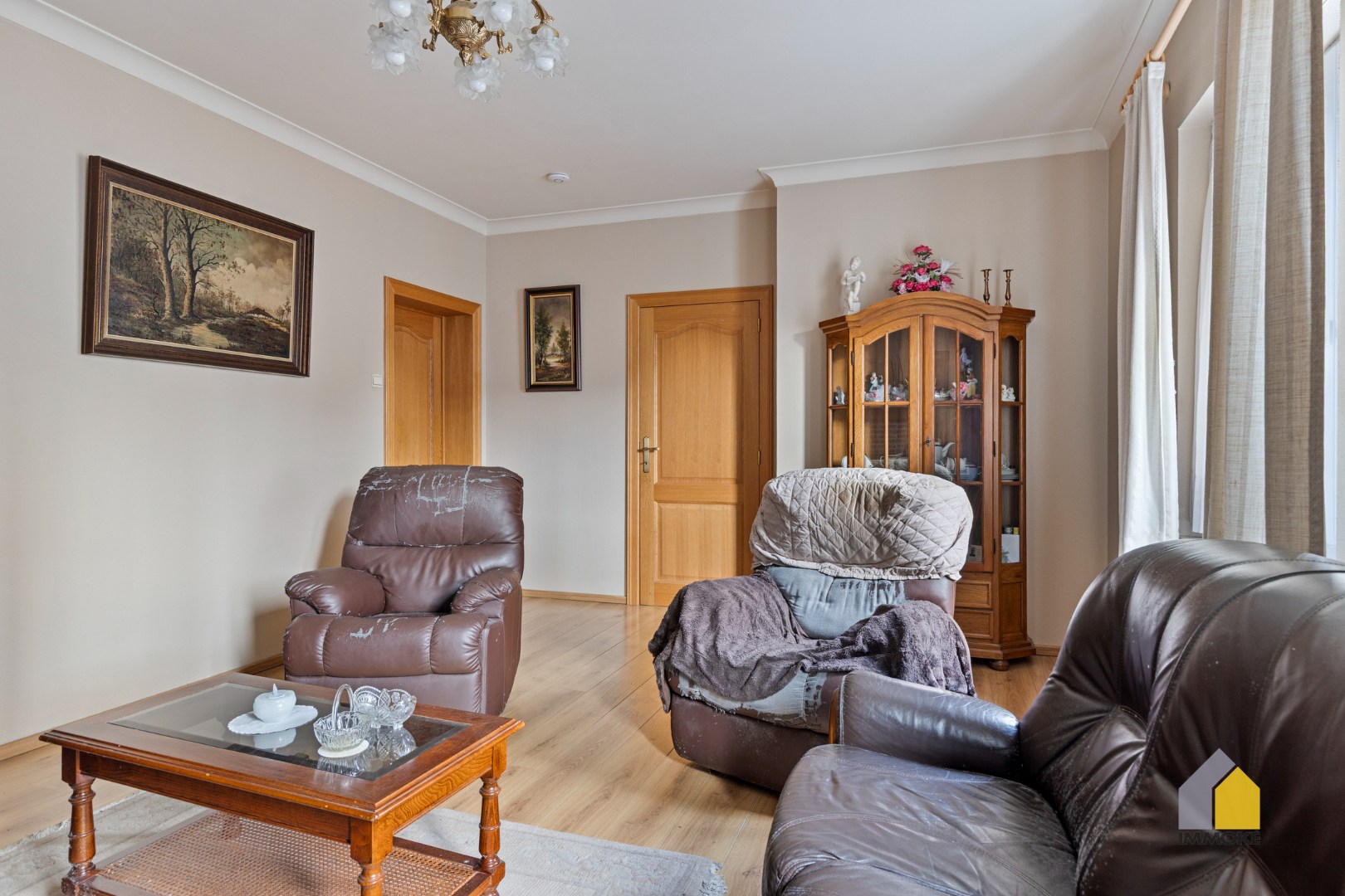 Te renoveren woning met 4 slpks, polyvalente ruimte en knusse tuin. 