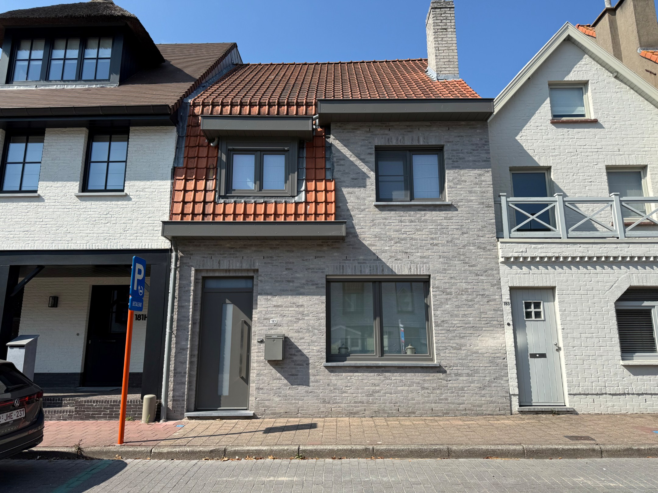 Non meublé - Maison bien entretenue avec trois chambres située dans le vieux Knokke, à distance de marche du centre commercial de Knokke et du Zoute. 