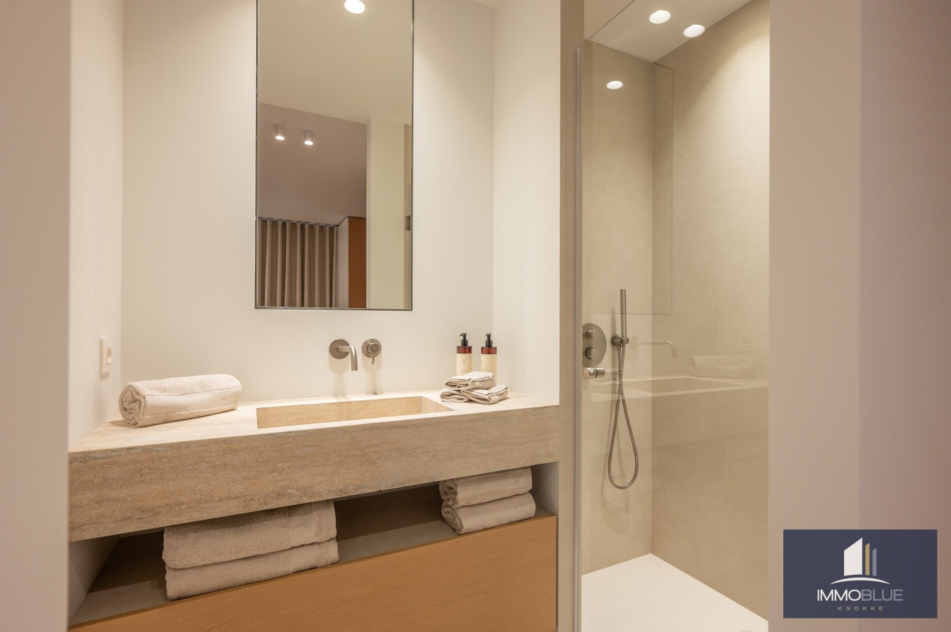 Stijlvol volledig gerenoveerd appartement in een vernieuwde residentie gelegen op een boogscheut van de zee en het commercieel centrum. 