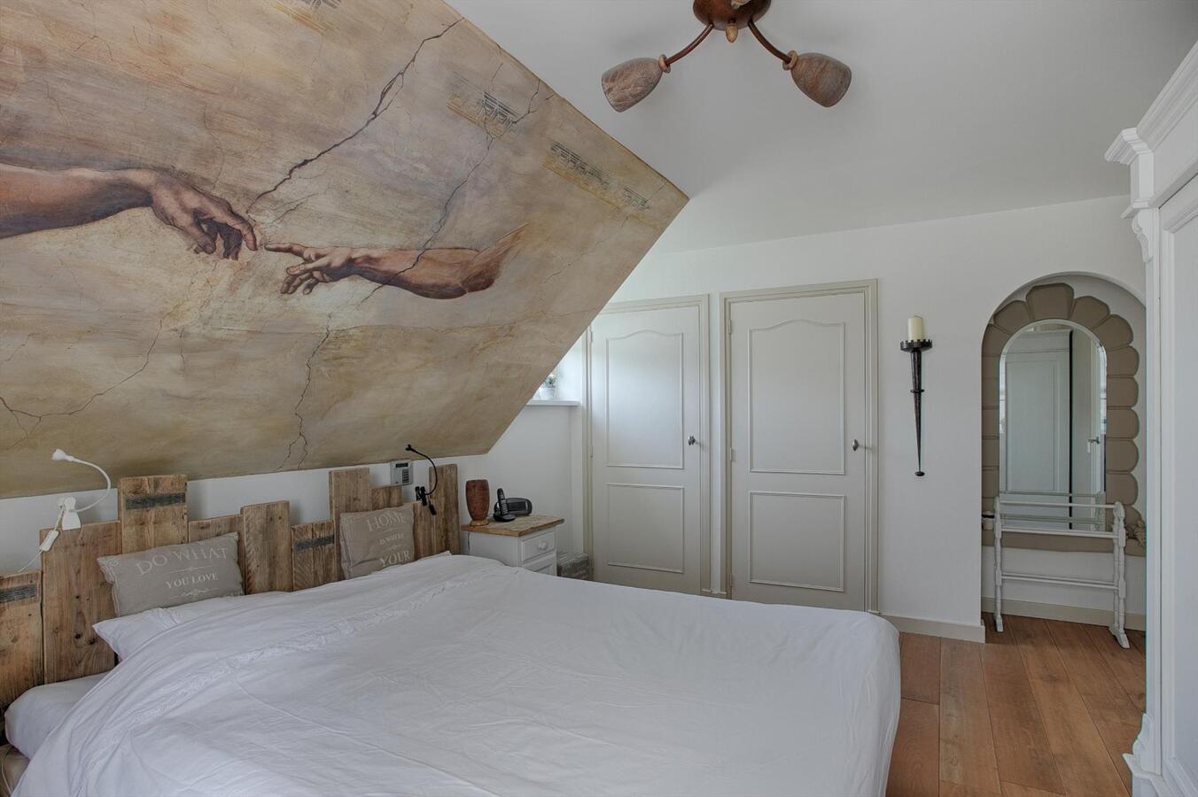 Vrijstaande woning met grote garage, 4 slaapkamers en ruime zolderverdieping. 