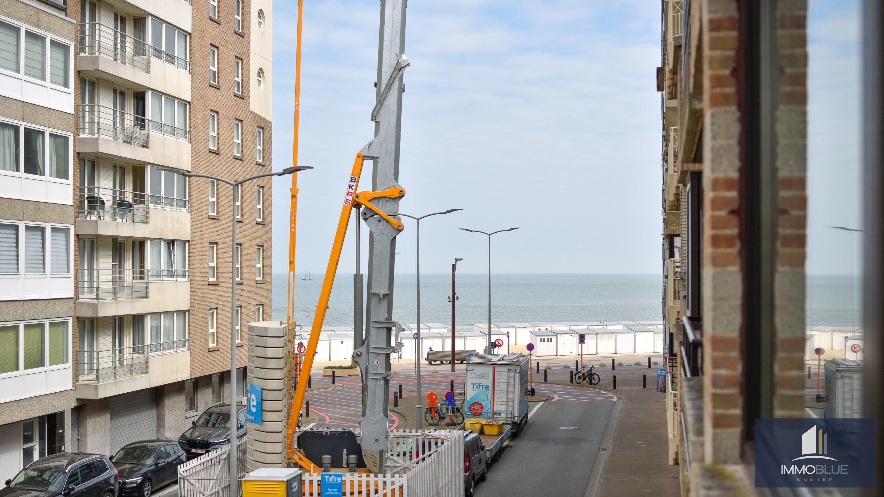 Appartement entièrement rénové avec vue latérale sur la mer. 