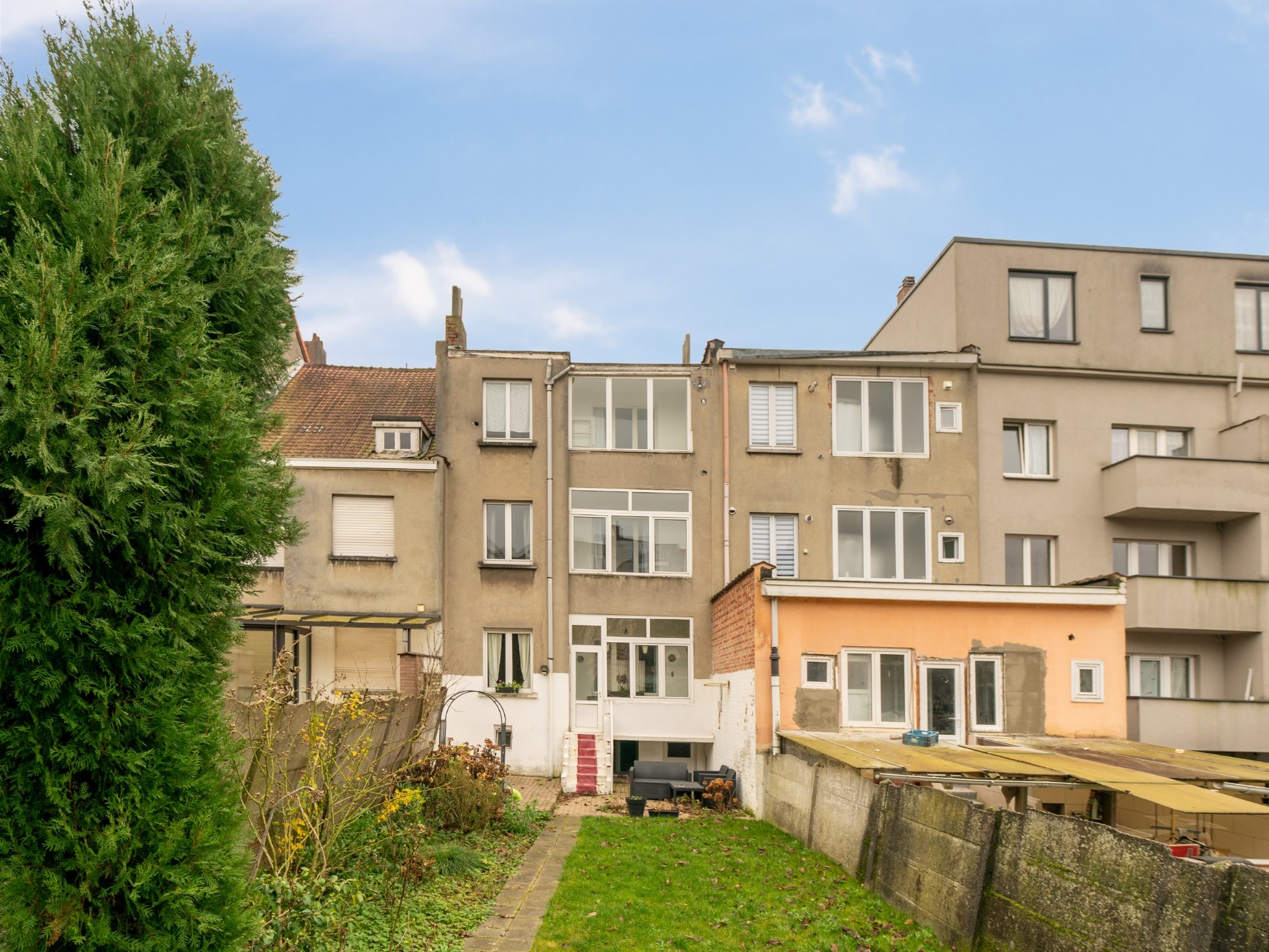 Opbrengstwoning met 3 units op zeer gunstige locatie 