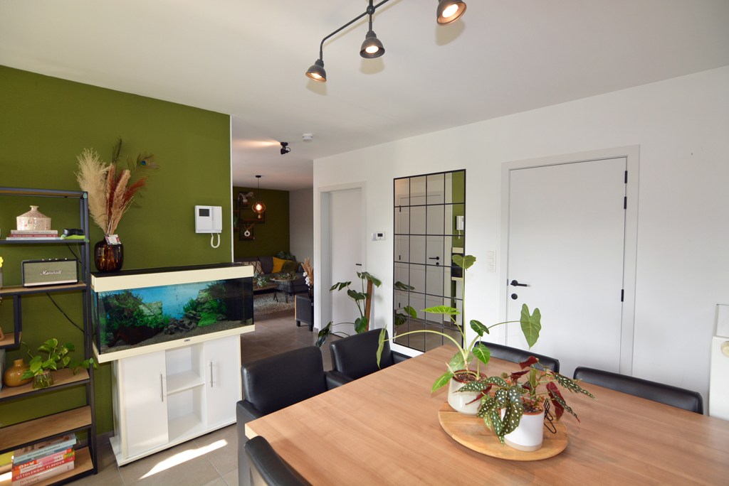 Energiezuinig duplex-appartement met 2 slpk, terras en carport met berging. 
