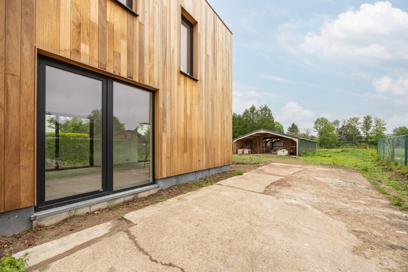 Vernieuwbouwwoning met ruim nieuwbouwmagazijn van 155 m² 