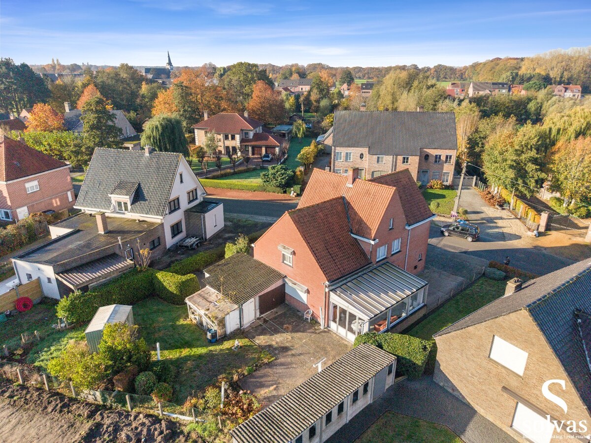 Ruime te renoveren woning met garage, tuin en 4 slaapkamers in Lembeke, bouwjaar 1960, energielabel G 