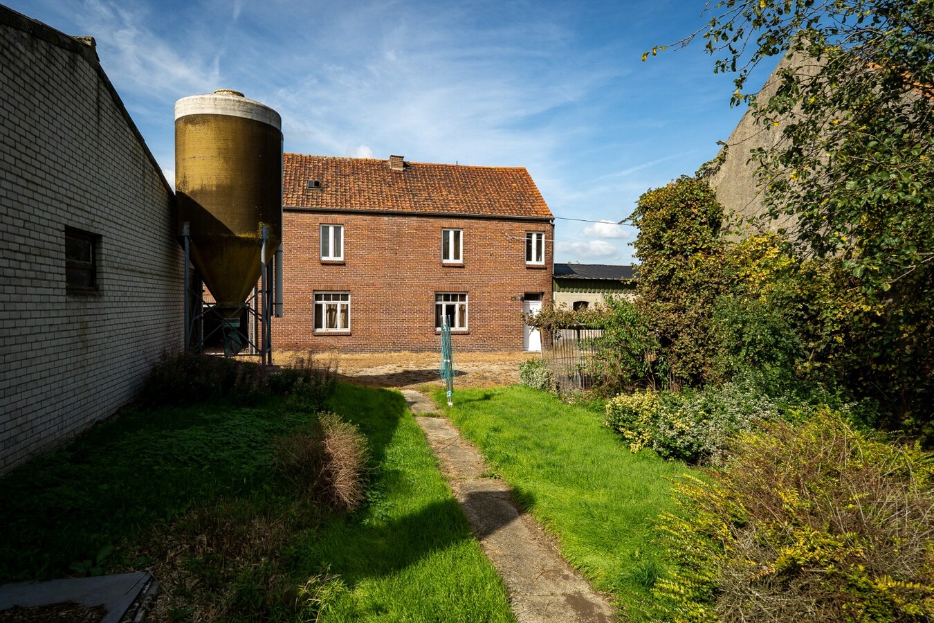 Hoeve met stalgebouwen op ca. 1ha te Bree 